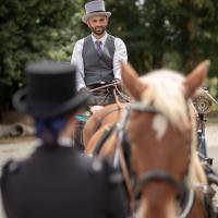 Ora, son cocher et sa groom